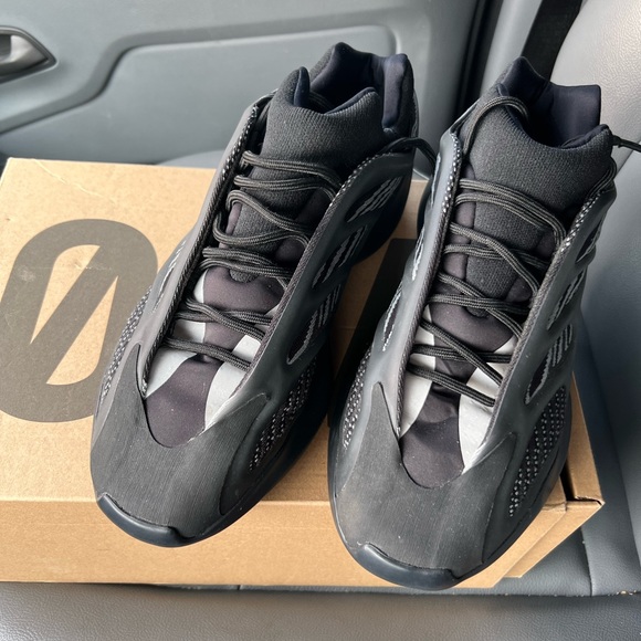 Yeezy 700 v3 - Picture 5 of 6